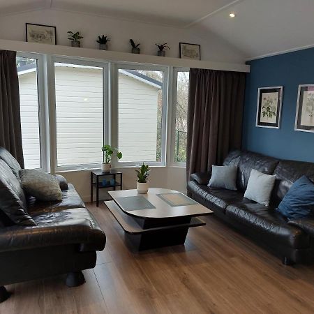 Modern En Chic Chalet Tot 4 Personen Op De Veluwe Recreatiepark De Oude Driest Putten Luaran gambar